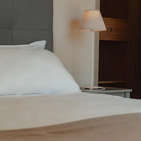 Logis Les Magnanarelles Hotel 3*